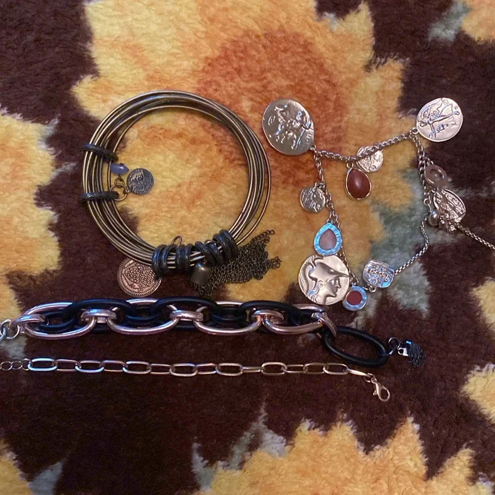 Bracelets - Picture 3 of 6